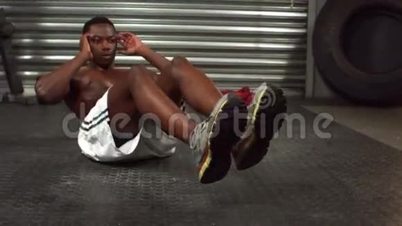 健身肌肉男做腹肌锻炼视频的预览图