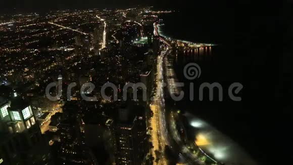 芝加哥湖滨地区夜间空中飞行视频的预览图
