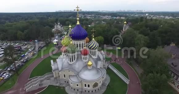 在Peredelkino的Chernigov大教堂里传阅视频的预览图