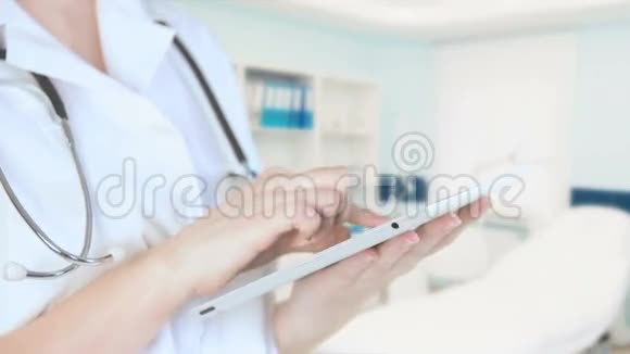 护士在数码平板电脑里工作视频的预览图