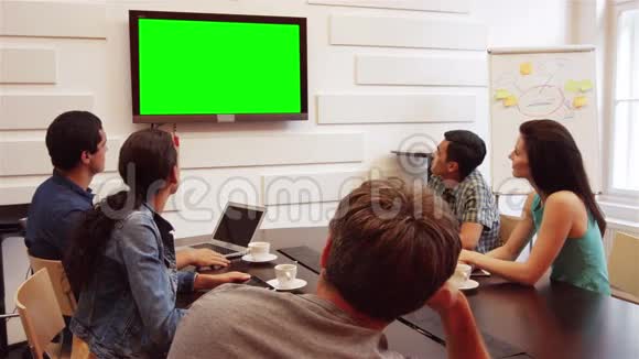 企业高管做视频会议视频的预览图