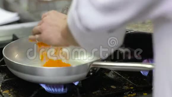 切好的洋葱和胡萝卜在锅中用植物油炒视频的预览图