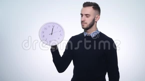 一个人拿着时钟在白色背景下视频的预览图