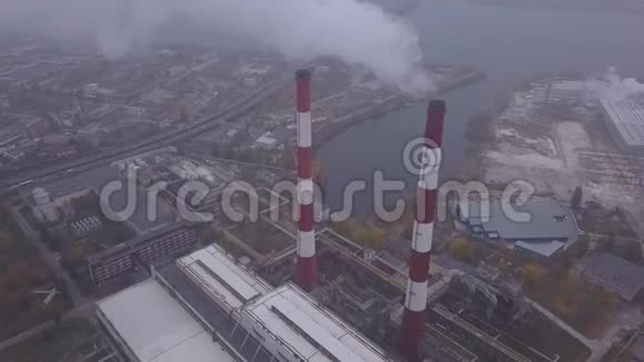 烟来自烟囱空中飞行空气污染生态基辅乌克兰视频的预览图