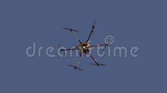 六翼直升机缓慢下降视频的预览图