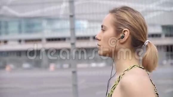 慢跑的女人在路上听音乐视频的预览图