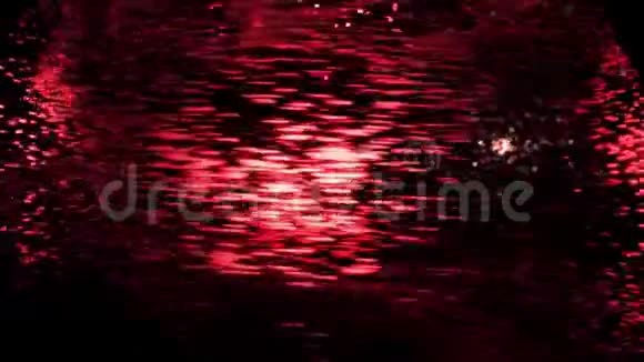 抽象红色紫色粒子在黑色背景上飞行动画五彩缤纷的空间尘埃云乱动视频的预览图