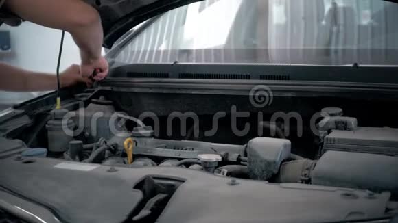 汽车服务维修保养和人员概念在车间工作的有扳手和灯的技工视频的预览图