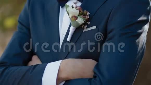 婚礼男服的细节视频的预览图