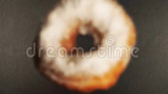 落在黑桌上的甜甜圈视频的预览图