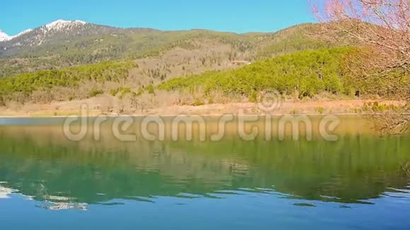著名的多沙湖在伯罗奔尼撒希腊景观视频的预览图