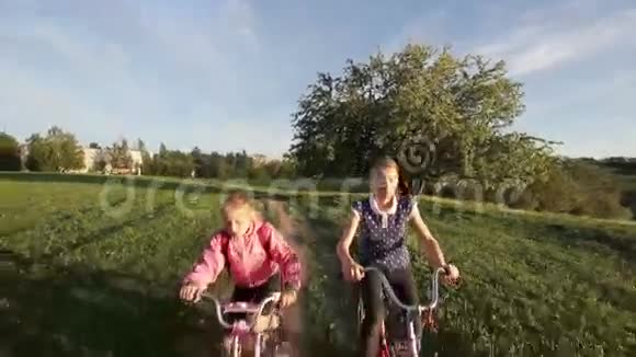 女孩们在乡下骑自行车视频的预览图