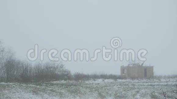 冬天雪中被遗弃的建筑视频的预览图