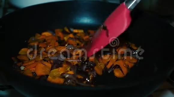 在锅里煮蔬菜视频的预览图