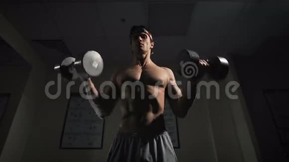 健身运动员锻炼二头肌哑铃浓度曲线视频的预览图