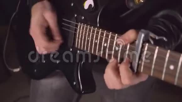 吉他手在音乐会上演奏黑色乐器或在室内试演视频的预览图