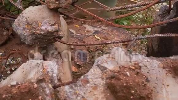 废墟建筑一堆石头混凝土和配件的质地视频的预览图