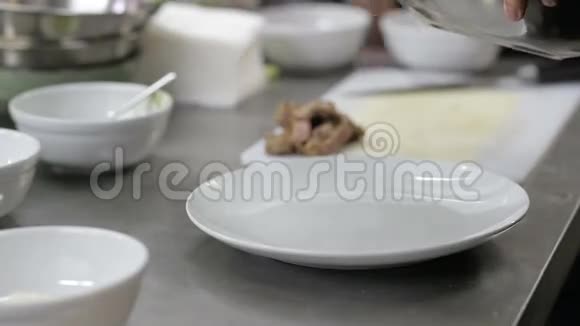 男人的手在盘子上铺上铲子虾用蔬菜装饰视频的预览图
