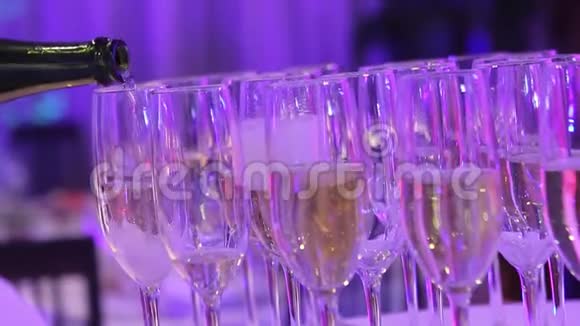 餐厅里的自助餐桌上放着香槟的酒杯餐厅里放着酒杯和香槟的破桌子视频的预览图