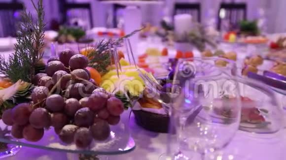 餐厅宴会桌上的水果和食物宴会桌上的菠萝和一束葡萄视频的预览图