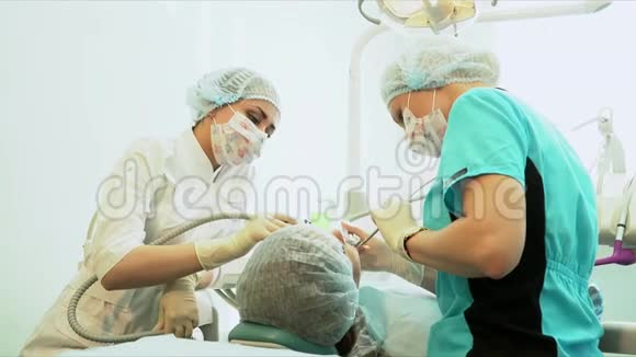 牙医把牙给病人送到一个百动的办公室视频的预览图