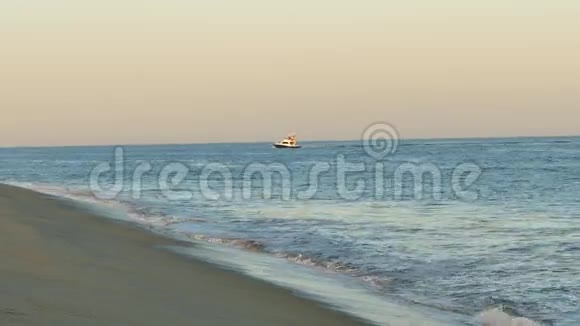 黄昏在平静的海面上的渔船视频的预览图