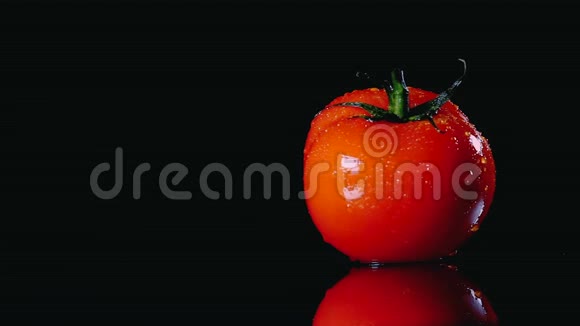 纯熟番茄在黑色背景上旋转特写镜头视频的预览图