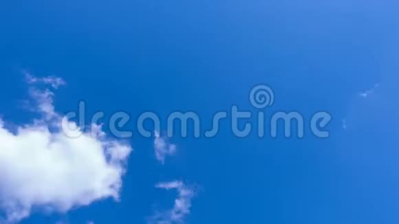 蓝色天空视频循环背景下美丽的延时云与色度复制视频的预览图