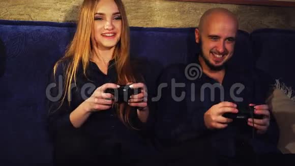 有趣的女孩和一个男人在玩电脑游戏视频的预览图