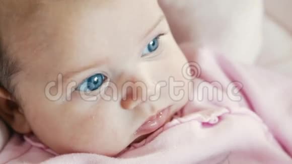 在婴儿摇床上微笑的新生女婴视频的预览图