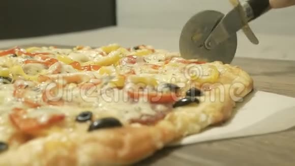过程烹饪披萨的阶段多汁的令人垂涎的比萨饼是用金属比萨饼切割木背景视频的预览图