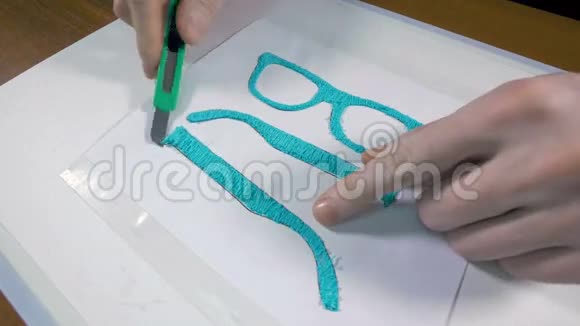 人组装用3D笔制作的眼镜创新的生产技术视频的预览图