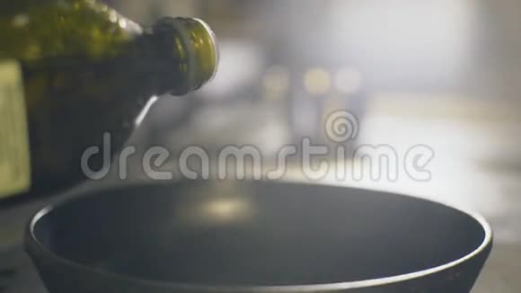 在平底锅上倒入橄榄油慢动作视频的预览图