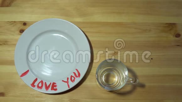 一个盘子里面有一个心形的煎饼一个杯子桌子上有咖啡视频的预览图
