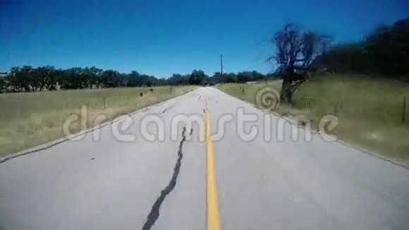道路中间驾驶POV视频的预览图