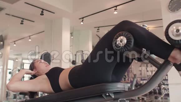 运动女性在健身馆里坐在仰卧起坐上人们的生活方式和锻炼体育训练俱乐部的活动视频的预览图