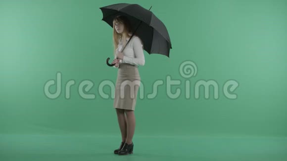 一位年轻女子撑着伞站在雨下视频的预览图