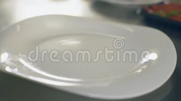 在白色盘子上加入辣味腌制番茄慢动作视频的预览图