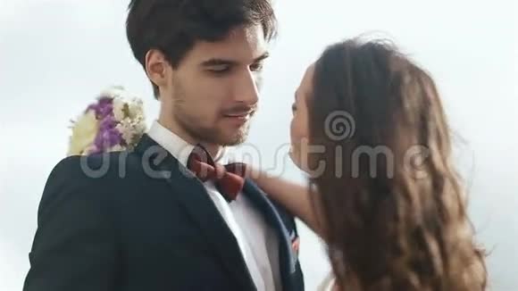 新婚夫妇在婚礼当天接吻的特写年轻漂亮的女孩拥抱可爱英俊的男人视频的预览图