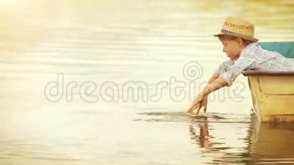孤独的小男孩躺在船上溅起浪花视频的预览图