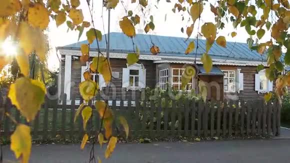 诗人谢尔盖叶塞宁故里的牧师之家俄罗斯旧木屋SergeiEseninKonstantinovoRyazanregi的视频的预览图