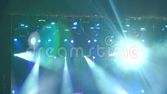 免费音乐厅的白色舞台灯光视频的预览图