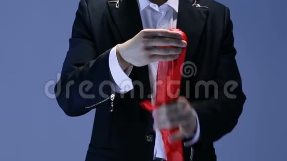 魔术师用红领巾表演魔术视频的预览图