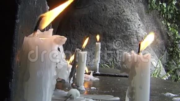 在石龛里烧蜡烛视频的预览图