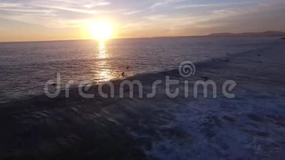 冲浪者在空中观水时等待海浪视频的预览图