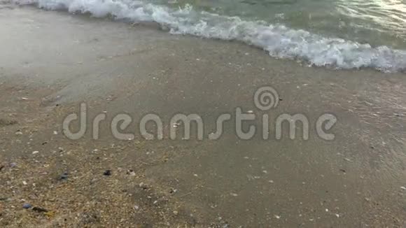 沙滩沙波慢动作幼儿双脚乱跑视频的预览图