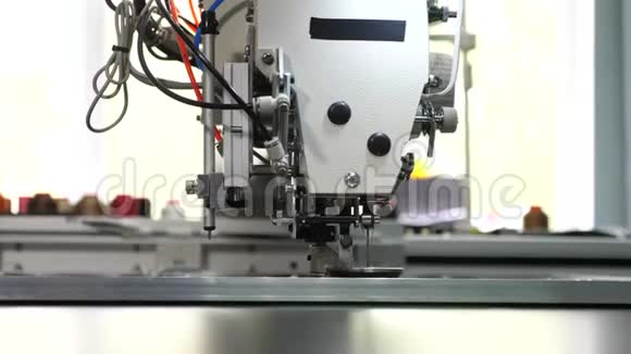 机器人缝纫机人造皮革上的自动机器刺绣图案机器人在裁剪方面的工作视频的预览图