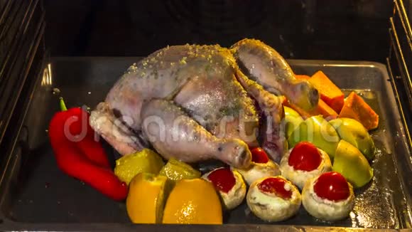 在烤炉内用水果和蔬菜烹煮鸡肉视频的预览图