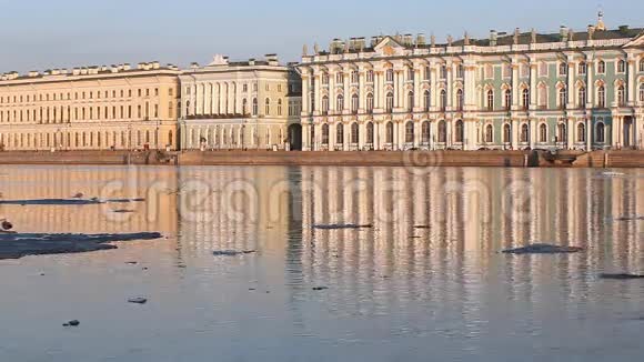 美丽的日落在城市的海滨圣彼得堡皇宫大堤的景色视频的预览图
