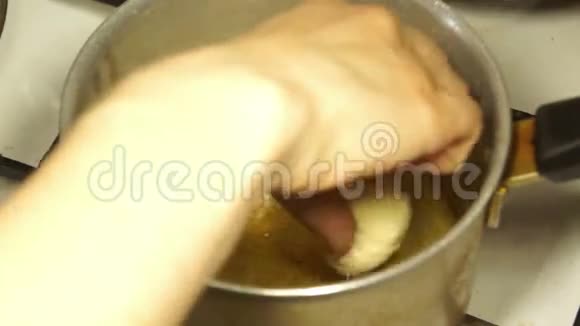 女人在热油里扔奶酪甜甜圈视频的预览图